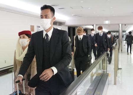 　サッカーＷ杯カタール大会を終え、帰国した吉田麻也（手前）ら＝７日、成田空港