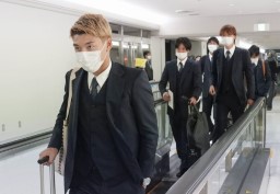 　サッカーＷ杯カタール大会を終え、帰国した堂安律（手前）ら＝７日、成田空港
