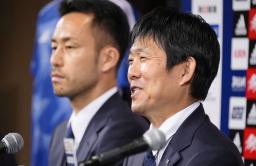 　サッカーＷ杯カタール大会を終え帰国し、記者会見する森保一監督。奥は吉田麻也＝７日、千葉県成田市