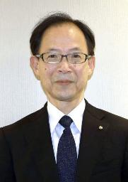 　現職の広瀬勝貞知事（右）と握手する佐藤樹一郎氏＝９日夜、大分市