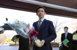 　北海道函館市役所に初登庁し、花束を受け取った大泉潤市長＝２７日午前