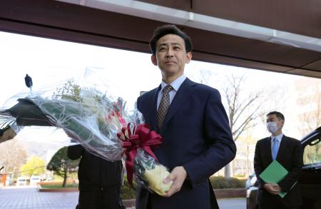 　北海道函館市役所に初登庁し、花束を受け取った大泉潤市長＝２７日午前