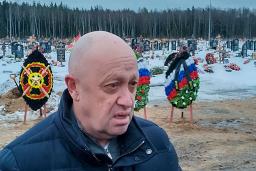 　２４日、ロシア南部ロストフ州の州都ロストフナドヌーにある南部軍管区司令部の外に展開する民間軍事会社ワグネルの戦闘員ら（タス＝共同）