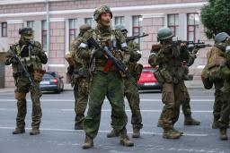 　２４日、ロシア南部ロストフ州の州都ロストフナドヌーにある南部軍管区司令部の外に展開する民間軍事会社ワグネルの戦闘員ら（タス＝共同）