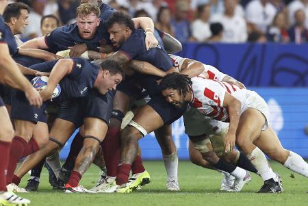 　日本―イングランド　後半、モールで耐える堀江（右端）＝ニース（共同）