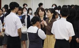 　２３日、全国高校生手話パフォーマンス甲子園の出場者と手話で懇談される秋篠宮家の次女佳子さま＝鳥取市