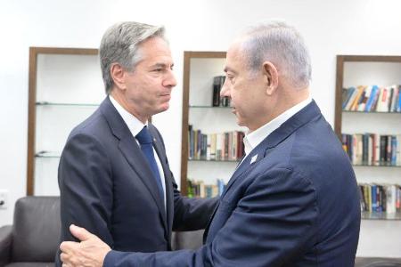 　イスラエルのネタニヤフ首相（右）と会談するブリンケン米国務長官＝３日、テルアビブ（ＡＭＯＳ　ＢＥＮ―ＧＥＲＳＨＯＭ＝イスラエル首相府＝提供・ゲッティ＝共同）