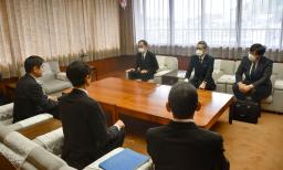 　中間貯蔵施設建設計画について山口県柳井市の井原健太郎市長（手前左）と面会する中国電力の大瀬戸聡常務執行役員（奥左）＝２８日午前、柳井市役所