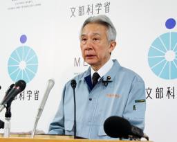 　臨時記者会見で発言する盛山文科相＝５日午前、文科省