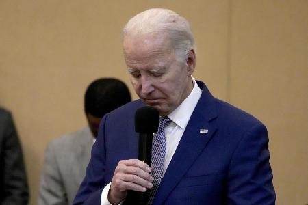 　ヨルダンで無人機攻撃を受け死亡した米兵３人に黙とうをささげるバイデン大統領＝１月２８日、サウスカロライナ州（ＡＰ＝共同）
