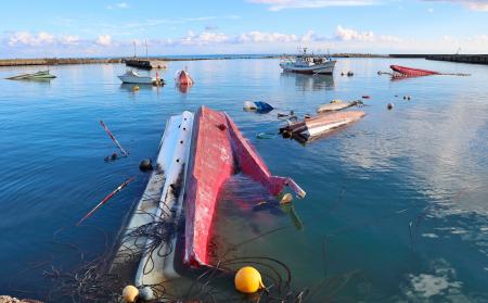 能登半島地震の津波で転覆したとみられる複数の船=1月、石川県珠洲市