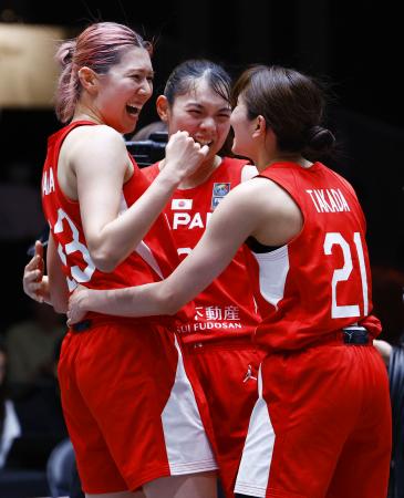 　女子１次リーグでドイツに勝利し、喜ぶ日本の選手たち。左から中田、宮下、高田＝宇都宮市