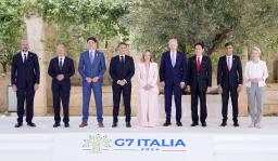 　Ｇ７サミットで記念撮影に臨む（左から）ＥＵのミシェル大統領、ドイツのショルツ首相、カナダのトルドー首相、フランスのマクロン大統領、イタリアのメローニ首相、バイデン米大統領、岸田首相、英国のスナク首相、ＥＵのフォンデアライエン欧州委員長＝１３日、イタリア南部プーリア州ファサーノ（共同）