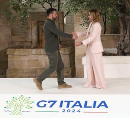 　Ｇ７サミットで記念撮影に臨む（左から）ＥＵのミシェル大統領、ドイツのショルツ首相、カナダのトルドー首相、フランスのマクロン大統領、イタリアのメローニ首相、バイデン米大統領、岸田首相、英国のスナク首相、ＥＵのフォンデアライエン欧州委員長＝１３日、イタリア南部プーリア州ファサーノ（共同）