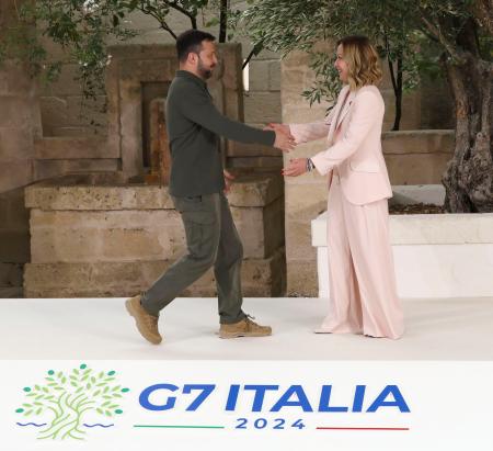 　Ｇ７サミット会場でイタリアのメローニ首相（右）に迎えられるウクライナのゼレンスキー大統領＝１３日、イタリア南部プーリア州ファサーノ（代表撮影・共同）