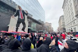 　１９日、支持者との集会で演説するトランプ次期米大統領＝ワシントン（共同）