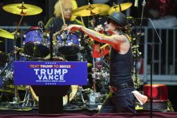 　１９日、支持者との集会で演説するトランプ次期米大統領＝ワシントン（共同）
