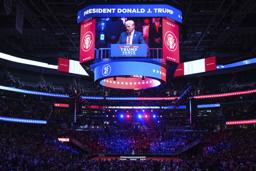 　１９日、支持者との集会で演説するトランプ次期米大統領＝ワシントン（共同）