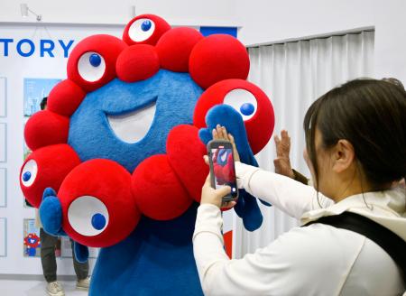 　「ミャクミャクハウス」で、ミャクミャクの登場に喜ぶファン＝１５日、大阪市此花区の夢洲