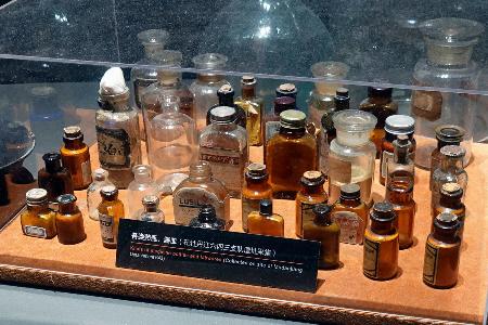　旧日本軍の７３１部隊に関する施設に展示された薬などを入れていた瓶＝２０２４年８月、中国黒竜江省ハルビン（共同）