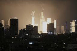 　１４日、イスラエル中部テルアビブで、攻撃により起きた爆発（ＡＰ＝共同）