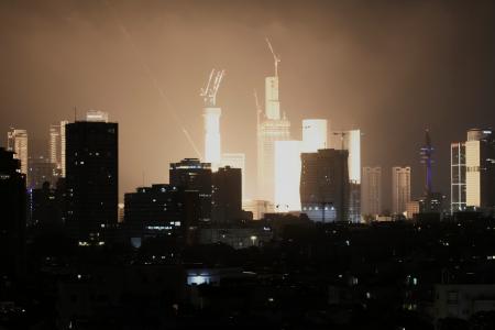 14日、イスラエル中部テルアビブで、攻撃により起きた爆発(AP=共同)