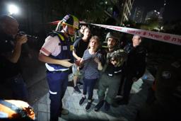 　１４日、イスラエル中部テルアビブで、攻撃により起きた爆発（ＡＰ＝共同）