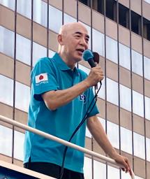 　福岡市で街頭演説する日本保守党の百田代表＝５日午後