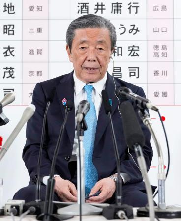 　メディアのインタビューに応じる自民党の森山幹事長＝２０日午後８時８分、東京・永田町の党本部