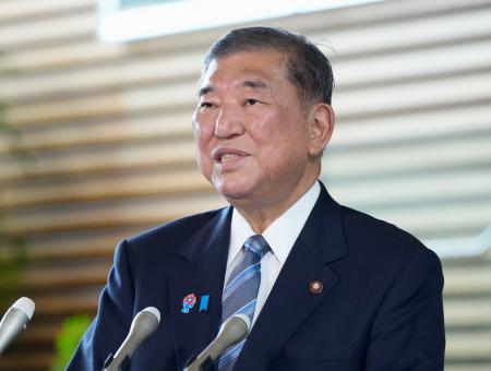 　日米関税交渉について、記者団の取材に応じる石破首相＝２３日午前、首相官邸