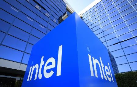 　米カリフォルニア州の本社にあるインテルのロゴ＝７月１６日（ゲッティ＝共同）