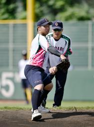 　打撃練習中に笑顔を見せる日大三・田中諒＝兵庫県西宮市