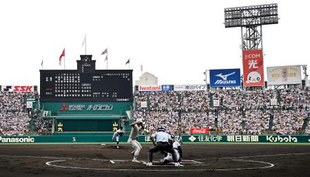 　甲子園球場で始まった全国高校野球選手権大会決勝の日大三―沖縄尚学戦＝２３日