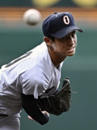 　日大三戦に先発した沖縄尚学・新垣有＝甲子園