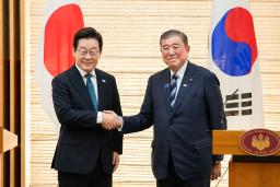 　共同記者発表後、韓国の李在明大統領（左）と握手する石破首相＝２３日午後、首相官邸