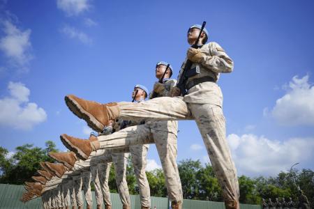 　抗日戦争勝利８０周年記念の軍事パレードに向けて訓練を行う中国軍兵士ら＝２０日、北京（共同）
