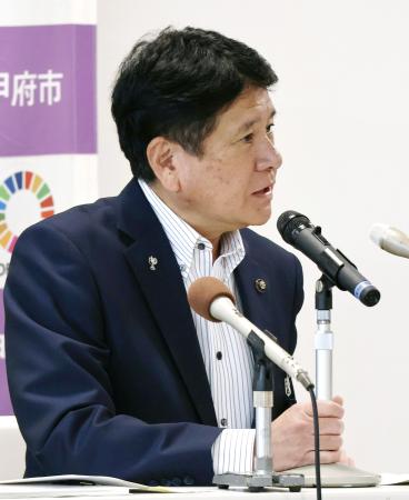 　市立甲府病院の医療事故に関し記者会見する甲府市の樋口雄一市長＝２６日午前、甲府市役所