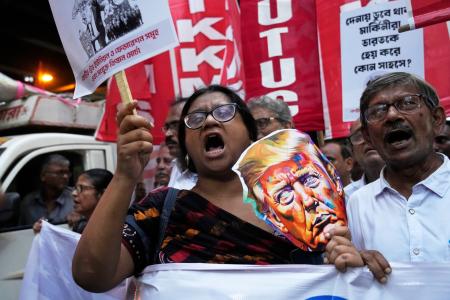 　インドで開かれた米関税などに抗議する集会＝１３日（ＡＰ＝共同）