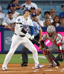 　レッズ戦の６回、右前適時打を放つドジャース・大谷＝ロサンゼルス（共同）