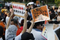 　参政党の街頭演説会場で抗議の声を上げる人たち＝７月、東京都港区