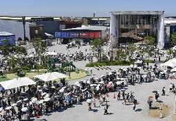 　大勢の来場者でにぎわう大阪・関西万博の会場＝２１日、大阪市此花区の夢洲