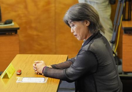 　静岡県伊東市議会の百条委員会で証人尋問に応じ、提示された「東洋大の正式な卒業証書」のコピーを見る田久保真紀市長＝１３日
