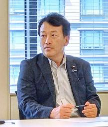 　記者団の取材に応じる笹川博義農水副大臣＝２９日、国会