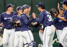 　東京ガスに勝利し、喜ぶＳＵＢＡＲＵナイン＝東京ドーム