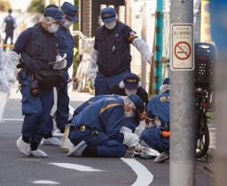 　女性が切り付けられた東京都世田谷区野沢の現場付近を調べる捜査員＝１日午後３時１７分