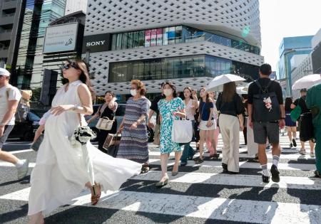 　猛暑日となった東京都心で、銀座の交差点を歩く人たち。気象庁は夏（６～８月）の平均気温が１８９８年の統計開始以降で最高になったと発表した＝１日午後