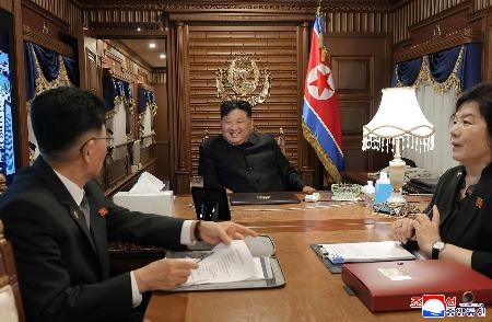 　中国・北京で開かれる抗日戦争勝利８０年記念行事に出席するため、専用列車に乗った北朝鮮の金正恩朝鮮労働党総書記（中央）＝１日（朝鮮中央通信＝共同）