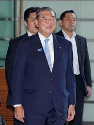 　首相官邸に入る石破首相＝３日午前