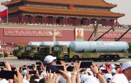　北京の天安門前をパレードする潜水艦発射弾道ミサイル（ＳＬＢＭ）「巨浪３」＝３日（共同）