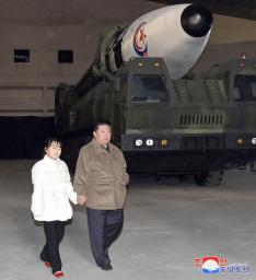 　２日、北京に到着し出迎えを受ける北朝鮮の金正恩朝鮮労働党総書記（手前左から２人目）。手前右端は娘＝２日（朝鮮中央通信＝共同）